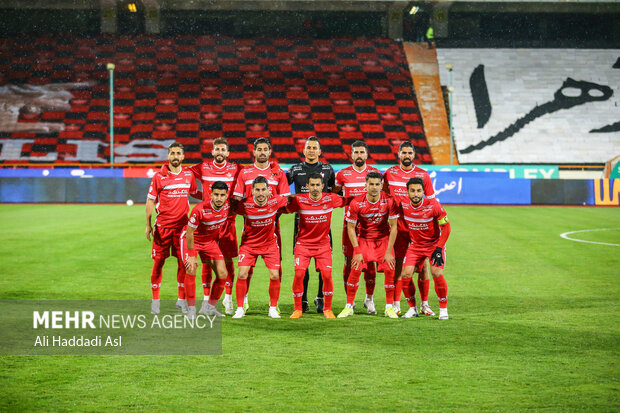 بازیکنان تیم پرسپولیس تهران قبل از دیدار دیدار تیم های پرسپولیس و ویستاتوربین عکس یادگاری می گیرند