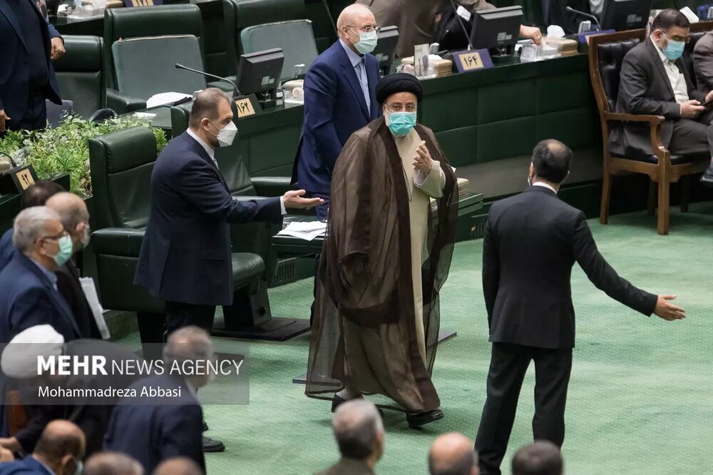 حجت الاسلام سید ابراهیم رئیسی ، رئیس جمهور برای ایراد سخنرانی خود در نشست مشترک دولت و مجلس به محل جایگاه سخنرانی می رود