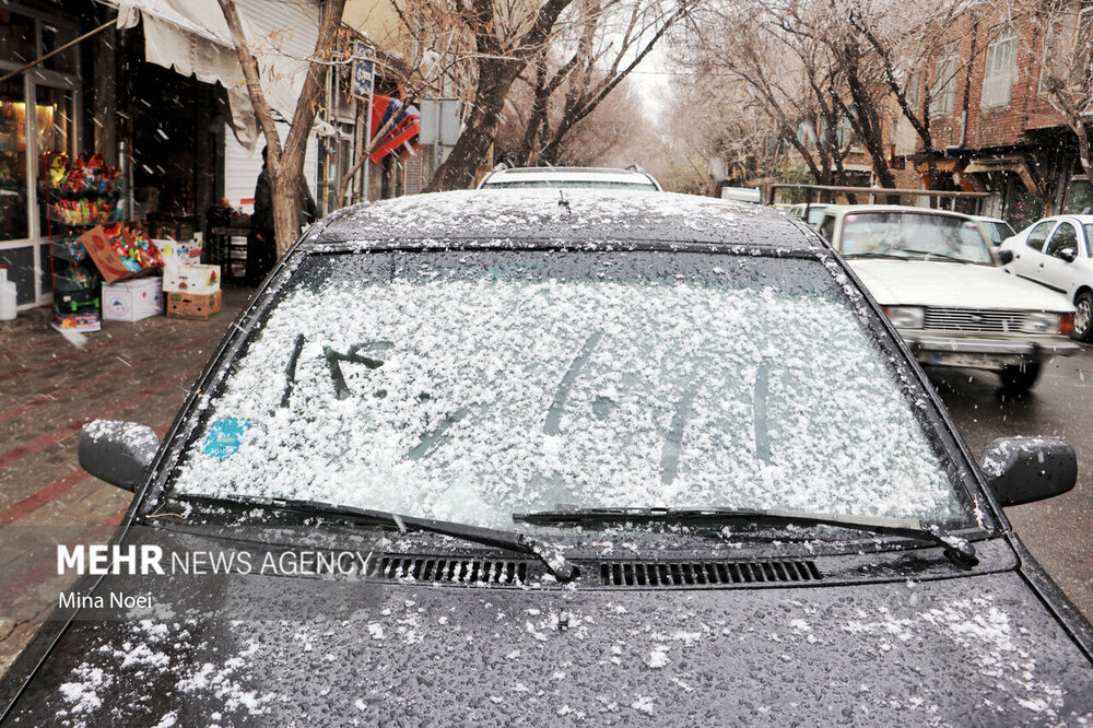 با ورود سامانه بارشی فعال به آذربایجان شرقی، مردم در اولین روز زمستان شاهد حال و هوای زمستانی و بارش برف در تبریز بودند