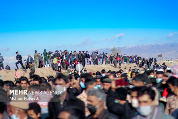 تدفین شهدای گمنام در روستای چاهداشی شهرستان بیرجند