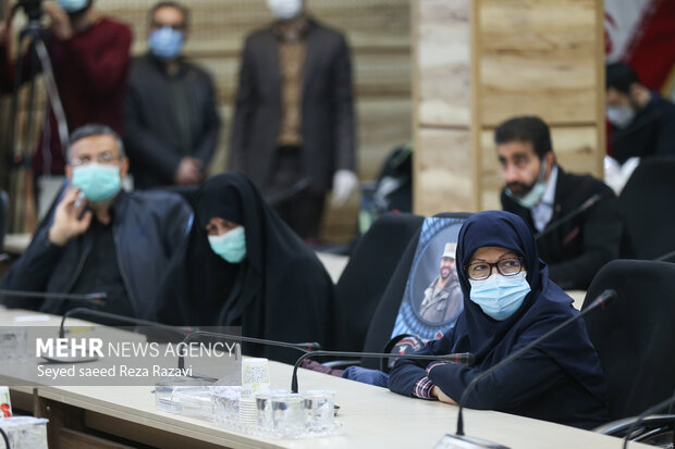 یکی از خانواده شهدا حادثه هواپیمای اوکراینی در مراسم گرامیداشت شهدای حادثه هواپیمای اوکراینی حضور دارد