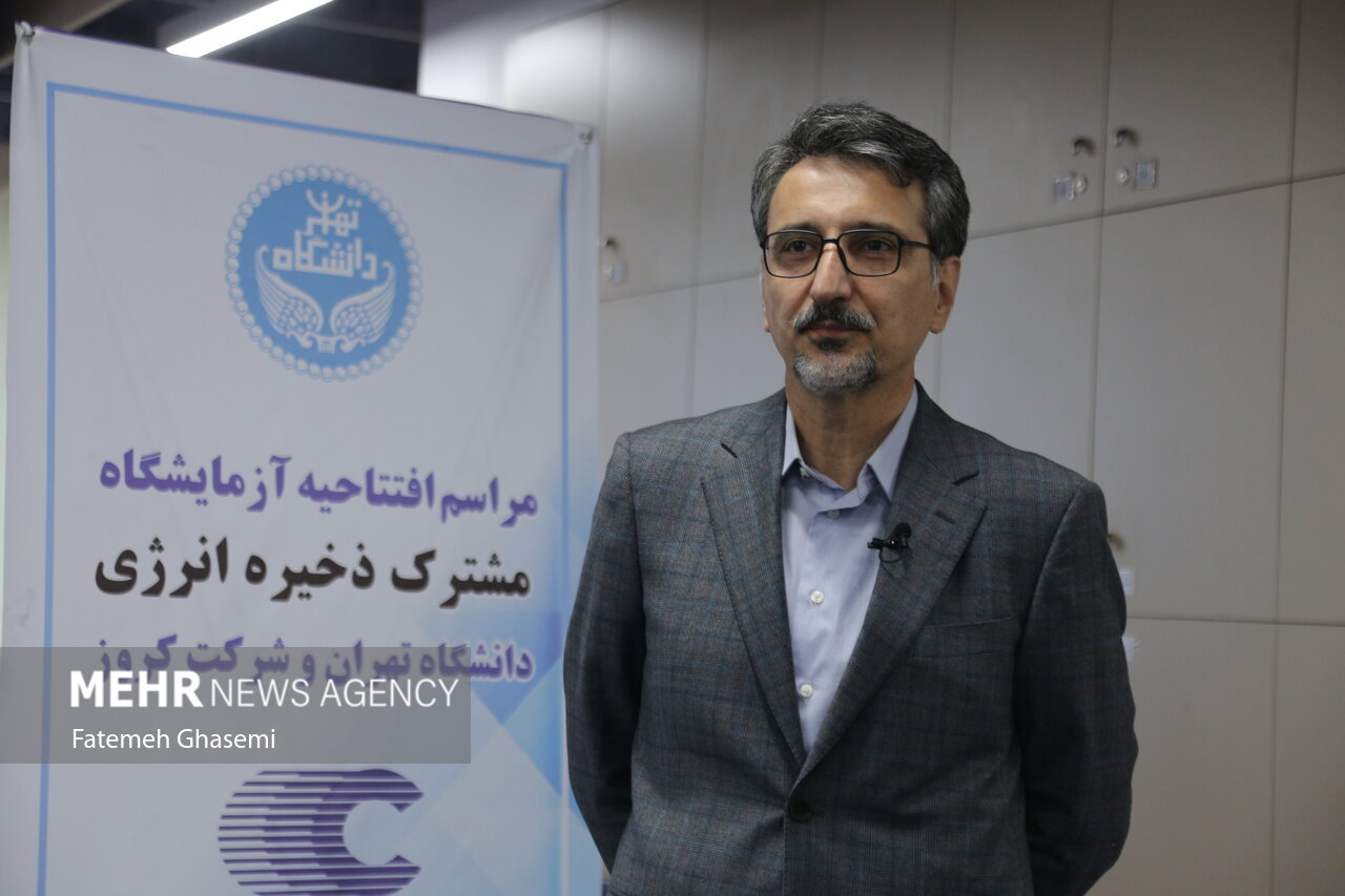 مجید نیلی رئیس دانشکده برق و کامپیوتر دانشگاه تهران در مراسم افتتاحیه آزمایشگاه مشترک ذخیره انرژی دانشگاه تهران و شرکت کروز حضور دارد