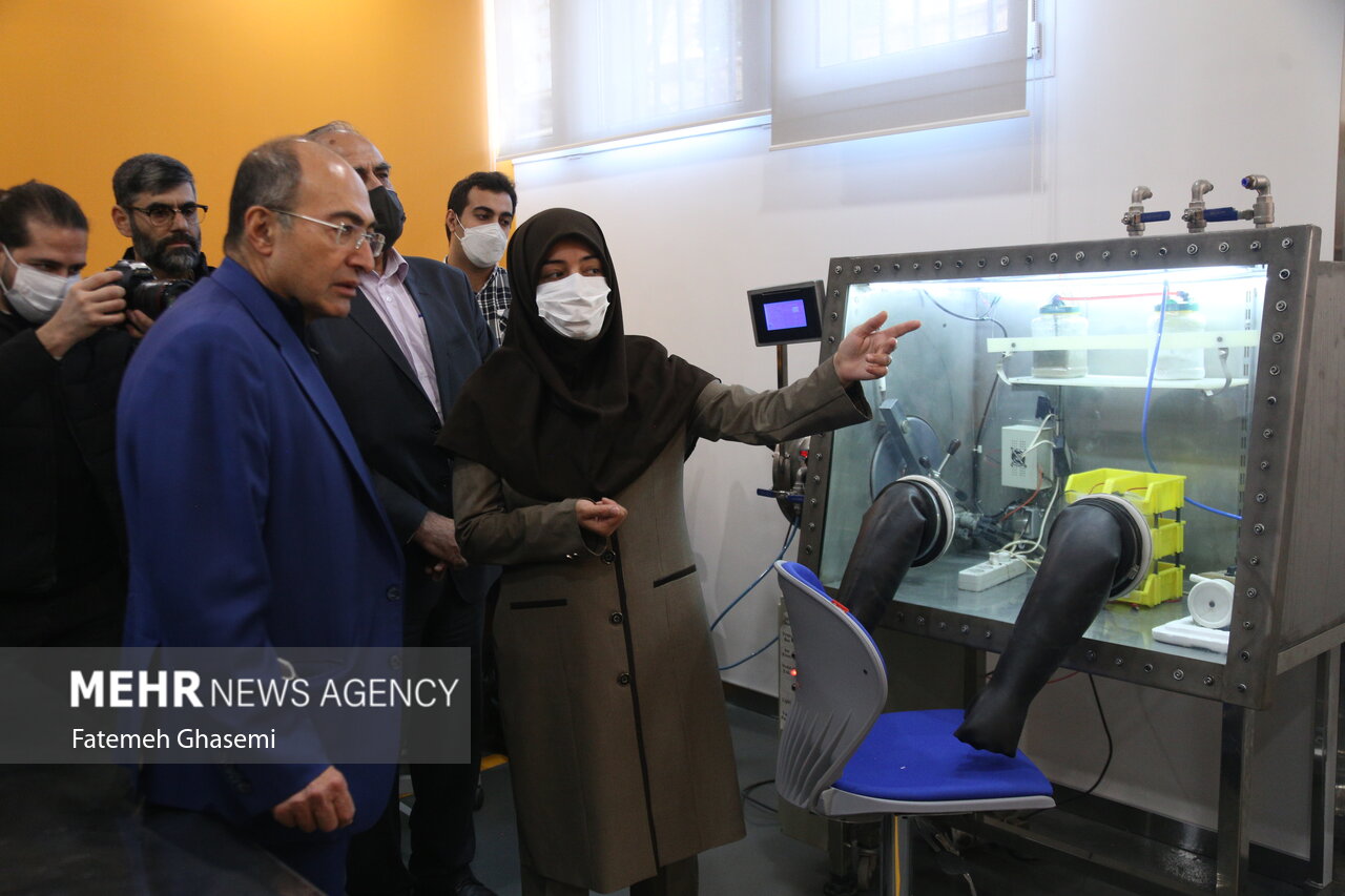 حمید کشاورز یکی از دو مدیرعاملان شرکت کروز 
 در حال بازدید از آزمایشگاه مشترک ذخیره انرژی دانشگاه تهران و شرکت کروز است