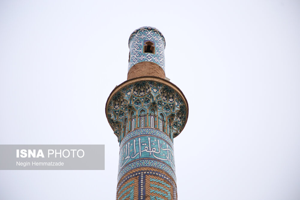 در قاعده دو تاج "مناره ساربان" دو کتیبه بسیار زیبا با رنگ فیروزه‌ای به چشم می‌خورد.