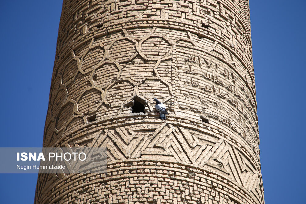 اولین کتیبه "مناره چهل‌دختران" که به خط کوفی است شامل آیات ۲، ۳ و ۴ از سوره طه است. کتیبه دیگر که به خط نسخ است، شامل عبارات مذهبی است که بخش‌هائی از آن محو شده است. سومین بخش با خط کوفی در تاریخ ۵۰۱ هجری ثبت شده است. اکثر پژوهشگران ارزش اصلی کتیبه‌های این مناره را در خط نسخ آن می‌دانند.