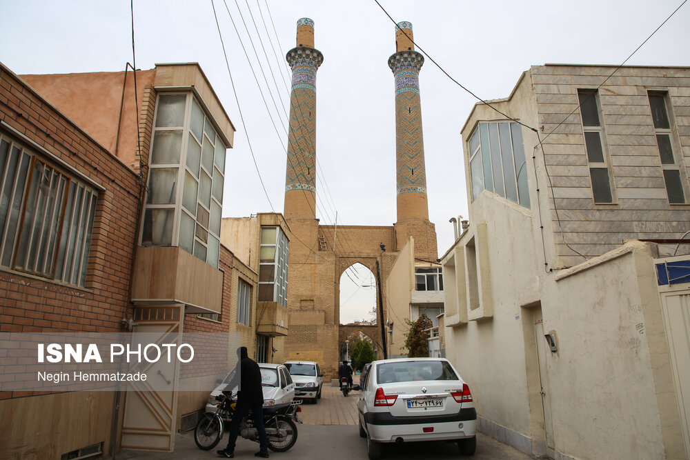 مجاورت "مناره‌های دارالضیافه" با ساختمان‌های مسکونی خطر فروریزی آن را بیشتر کرده است.