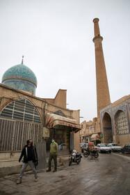 "مناره سلجوقی مسجد علی" به ارتفاع حدود ۴۸ متر، در کنار گنبد قرار گرفته و از شکیل‌ترین مناره‌های دوره سلجوقی است که با تزیینات آجرکاری و کتیبه‌های متعدد مزین شده است.