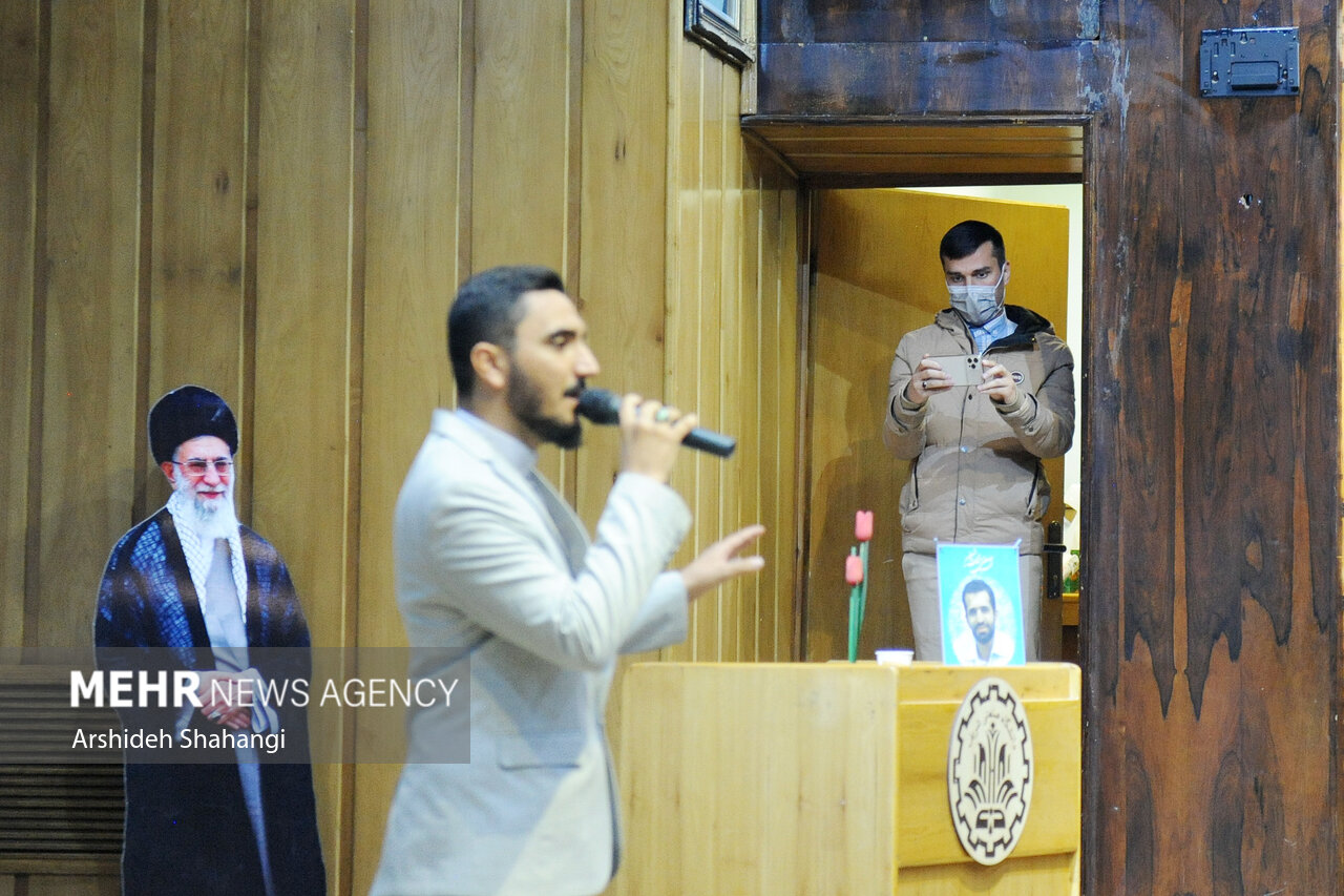 مراسم بزرگداشت شهید احمدی روشن عصر امروز در سالن جابر دانشکده شیمی دانشگاه صنعتی شریف با حضور خانواده شهید و جمعی از اساتید و دانشجویان این دانشگاه برگزار شد