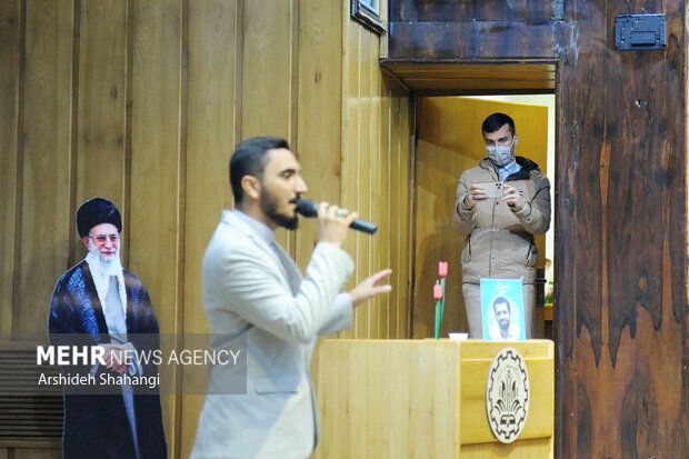 مراسم بزرگداشت شهید احمدی روشن عصر امروز در سالن جابر دانشکده شیمی دانشگاه صنعتی شریف با حضور خانواده شهید و جمعی از اساتید و دانشجویان این دانشگاه برگزار شد