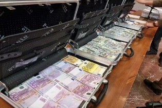 رونمایی از کیف‌های لبریز از رشوه دلار در دادگاه شهرداری لواسان