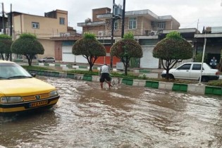 امدادرسانی به خانوارهای آسیب دیده از باران در شوشتر