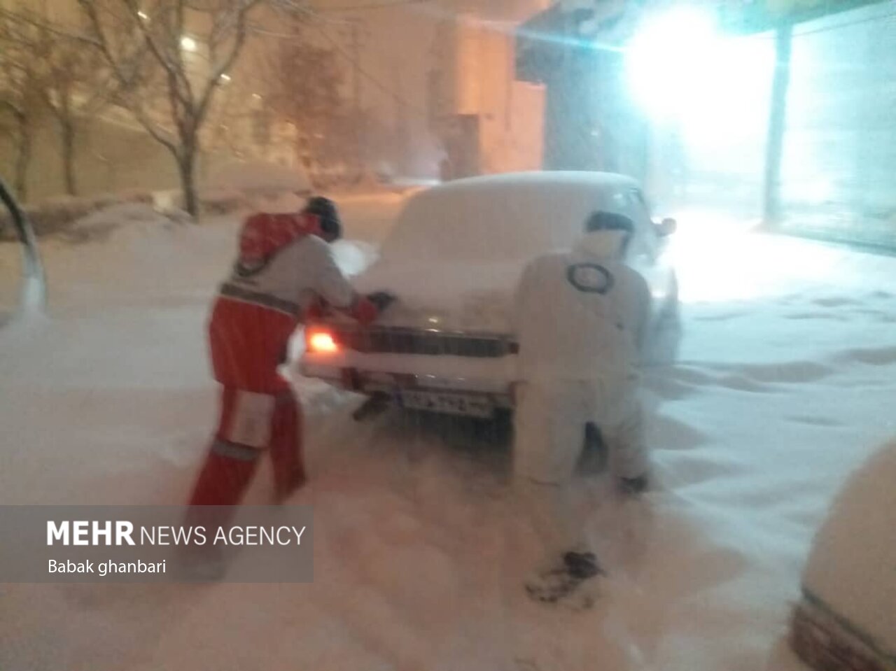 تلاش امدادگران هلال احمر برای نجات مسافران گرفتار در برف