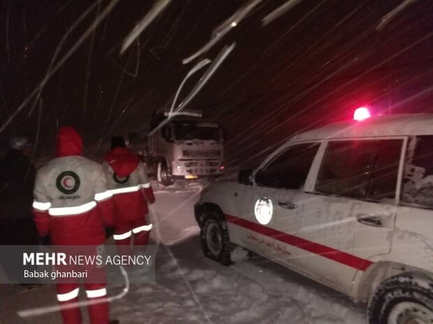 تلاش امدادگران هلال احمر برای نجات مسافران گرفتار در برف