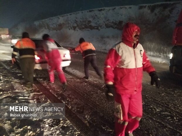 تلاش امدادگران هلال احمر برای نجات مسافران گرفتار در برف