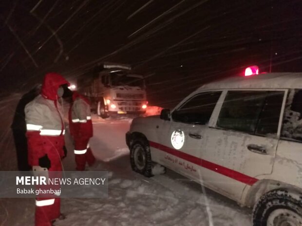 تلاش امدادگران هلال احمر برای نجات مسافران گرفتار در برف