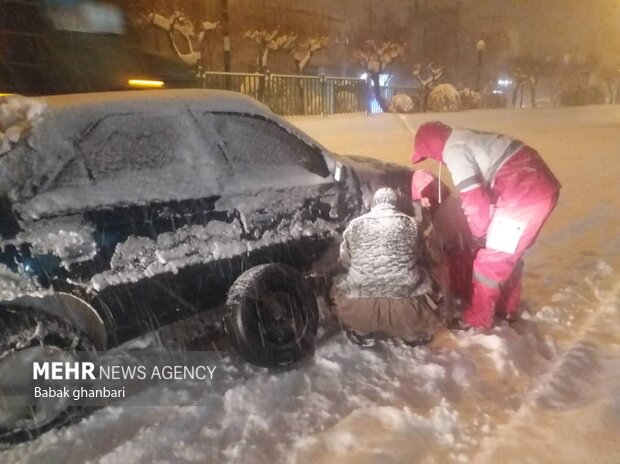 تلاش امدادگران هلال احمر برای نجات مسافران گرفتار در برف