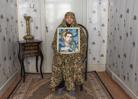رقیه عادلی، مادر ۷۷ ساله سرباز شهید رسول بسطامی است که در ۱۹ سالگی و وقتی که هنوز جنگ تازه شروع شده بود، شهید شد. مادری که با پاهای رنجور خود، توان حرکت چندانی ندارد.