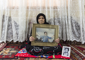 فاطمه کاظمی نسب ۷۰ ساله، مادر شهید محمد رسول زاده است. شهیدی که بعد از ۳۵ سال انتظار به تازگی هویتش برای خانواده روشن شده است. شهیدی که چند سال پیش به عنوان شهید گمنام در دانشگاه خرم آباد آرمیده و امروز مادرش هنوز هم دلتنگ نخستین فرزند پسر خانواده‌اش است.