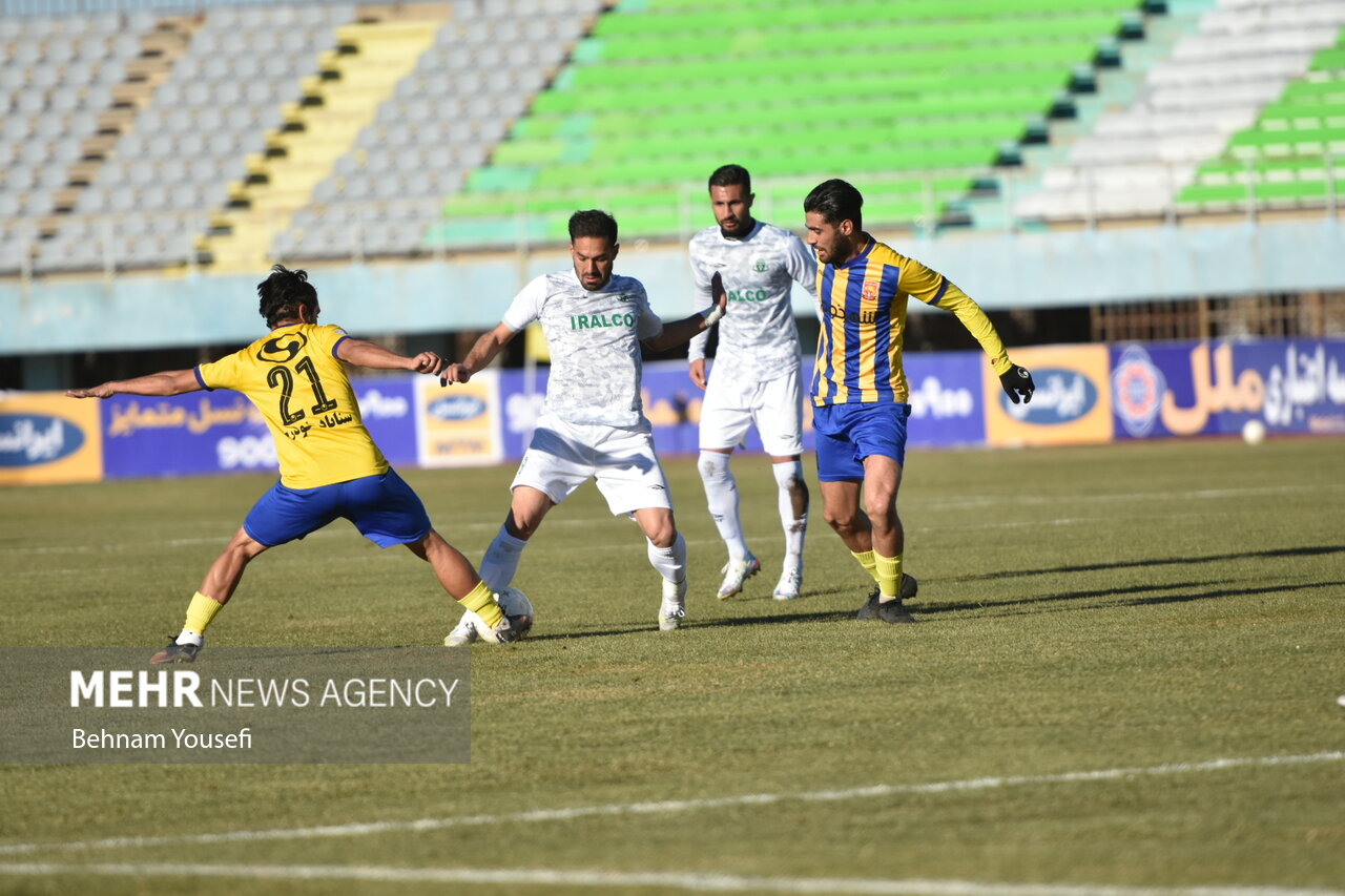 دیدار تیم های فوتبال آلومینیوم اراک و پدیده مشهد