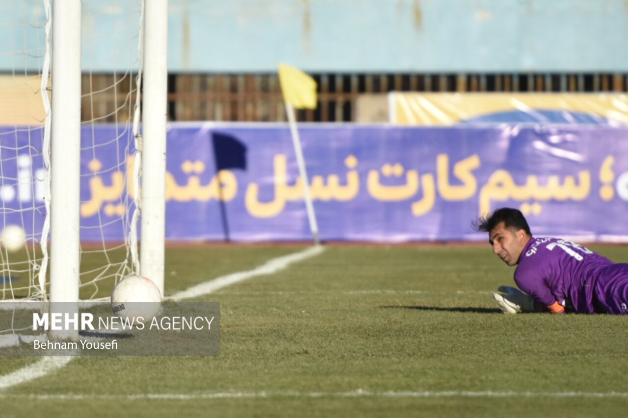دیدار تیم های فوتبال آلومینیوم اراک و پدیده مشهد