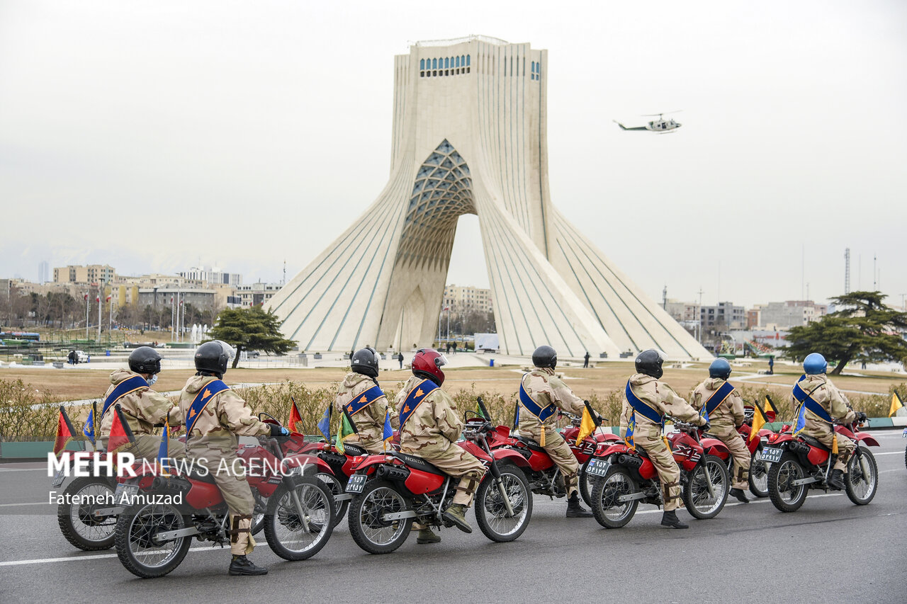 همزمان با سالروز ورود تاریخی امام خمینی (ره) به میهن اسلامی، جمعی از موتورسواران نیروهای مسلح از فرودگاه مهرآباد تا حرم امام خمینی (ره) رژه رفتند