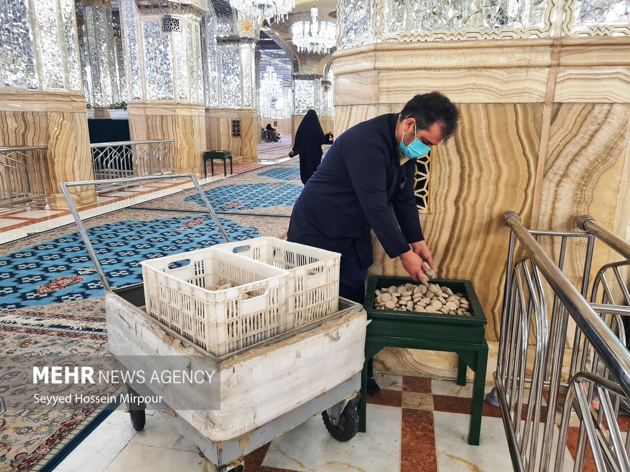 حال و هوای حرم مطهر رضوی در شب میلاد امام محمد باقر (ع)