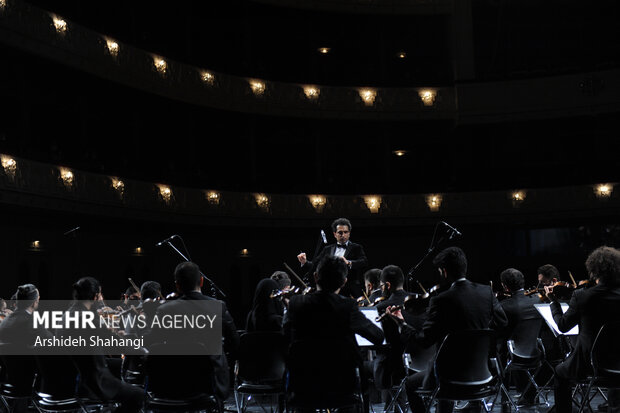 چهارمین شب سی و هفتمین جشنواره موسیقی فجر  با اجرای ارکستر پاسوآ در تالار وحدت برگزار شد
