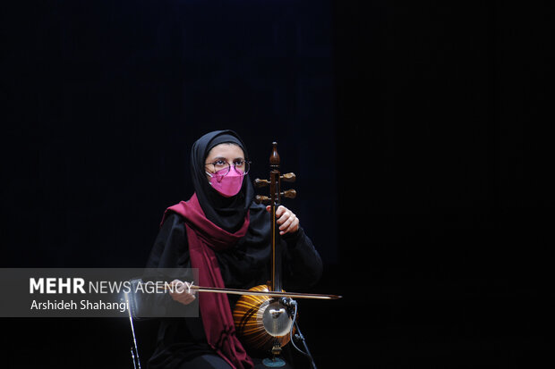 چهارمین شب سی و هفتمین جشنواره موسیقی فجر  با اجرای هنرجویان هنرستان موسیقی دختران در تالار رودکی تهران برگزارشد