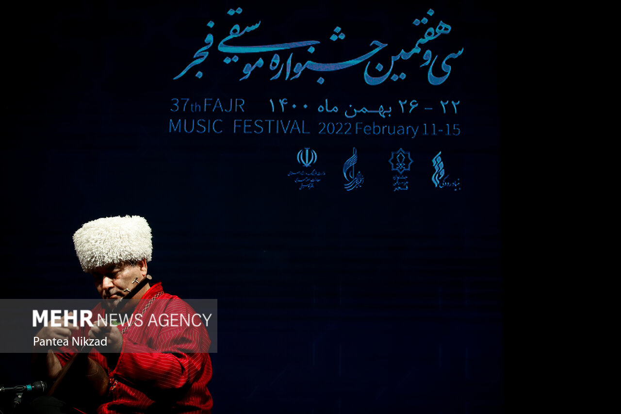 یکی از اعضای گروه مقامی ترکمنی در حال اجرای قطعاتی در پنجمین شب از جشنواره موسیقی فجر است