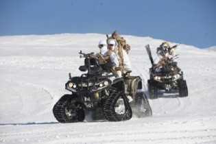 تمرین رزم در برف یگان‌های ویژه نیروی زمینی سپاه برگزار شد