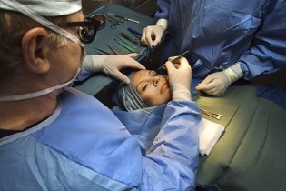 چرایی گرایش زنان به عمل جراحی زیبایی
