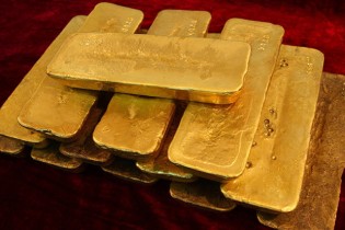 قیمت هر انس طلا به زیر ۱۹۰۰ دلار رسید