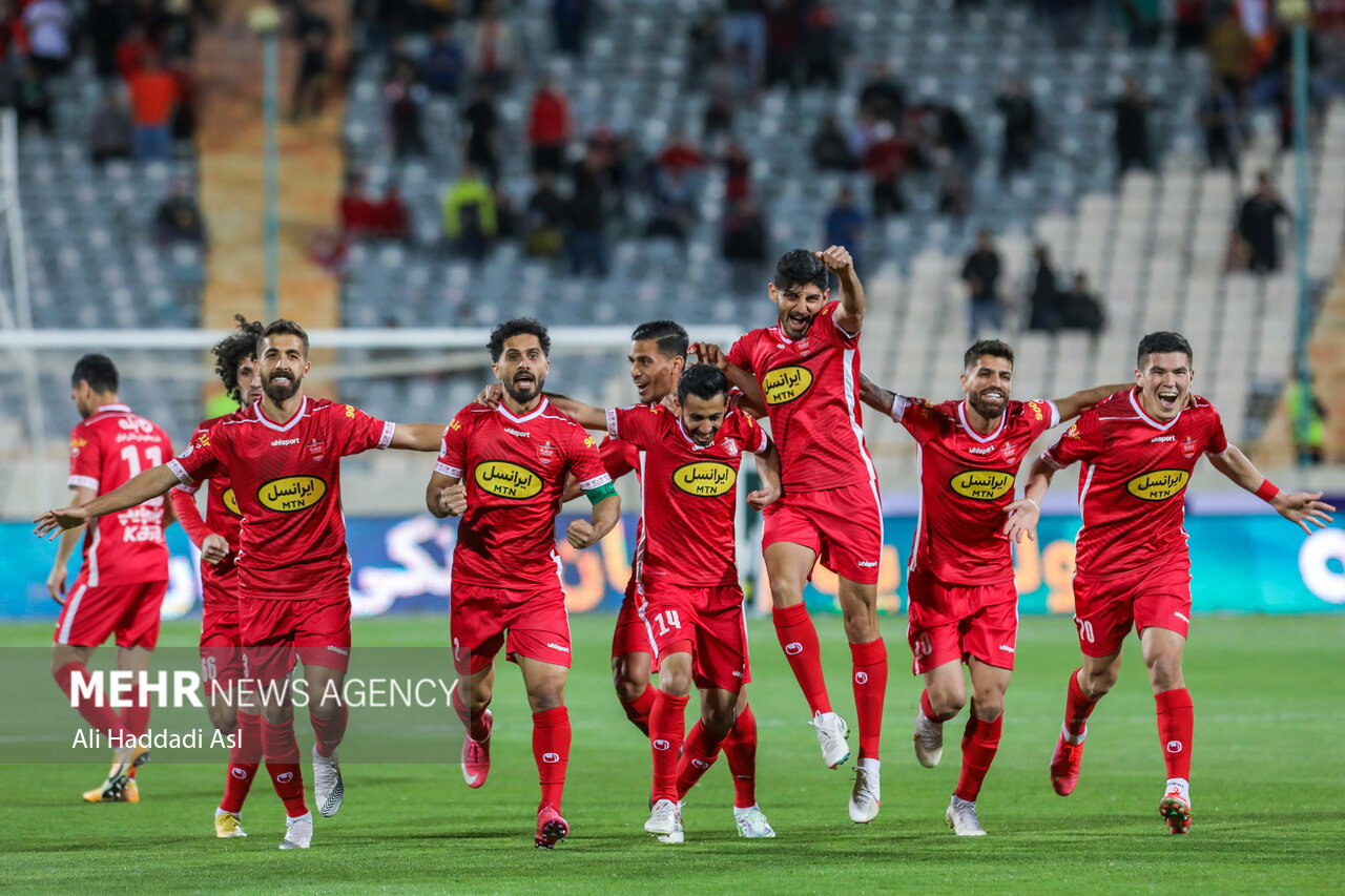 بازیکنان تیم  پرسپولیس تهران بعد از به ثمر رساندن گل اول شادمانی می کنند