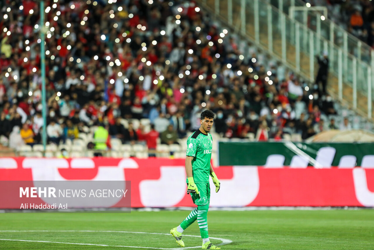 پور حمیدی دروازبان تیم آلومینیوم اراک در دیدار تیم های پرسپولیس تهران و آلومینیوم اراک در دروازه حاضر است