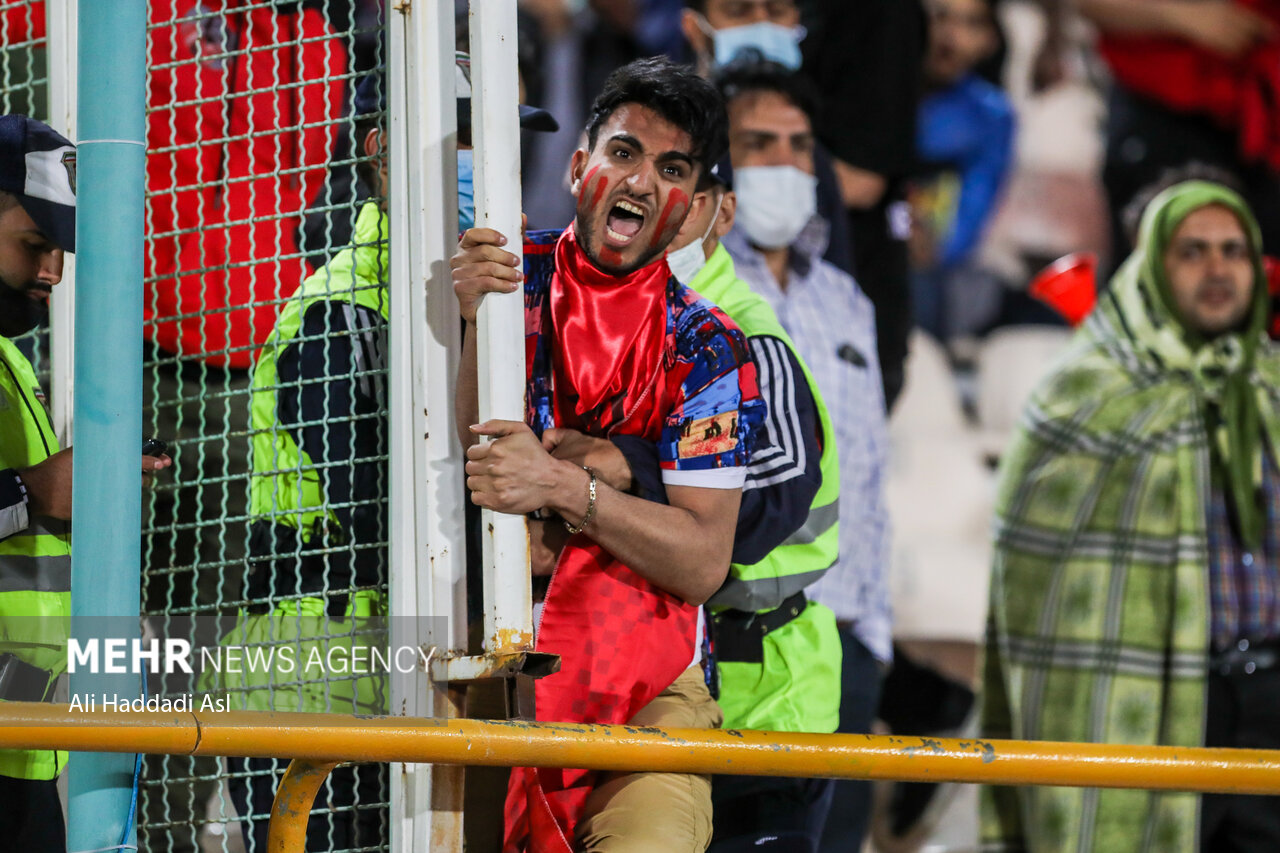یکی از هواداران تیم فوتبال پرسپولیس در حال اعتراض به بازیکنان این تیم در دیدار مقابل آلومینیوم اراک است
