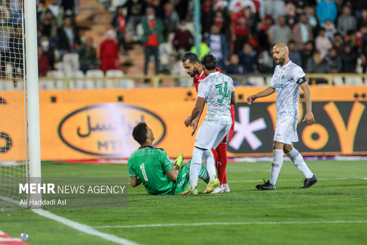 دیدار تیم های پرسپولیس تهران و آلومینیوم اراک از سری مسابقات جام حذفی با نتیجه سه بر دو به نفع تیم آلومینیوم اراک به پایان رسید