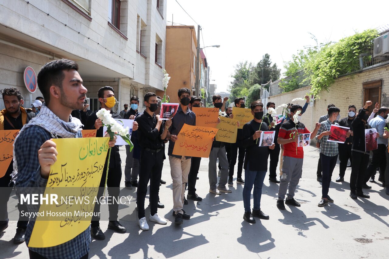 تجمع دانش آموزان مشهدی در مقابل سرکنسولگری افغانستان