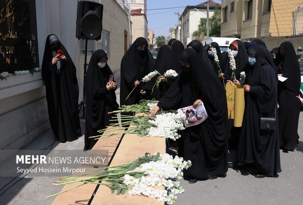 تجمع دانش آموزان مشهدی در مقابل سرکنسولگری افغانستان