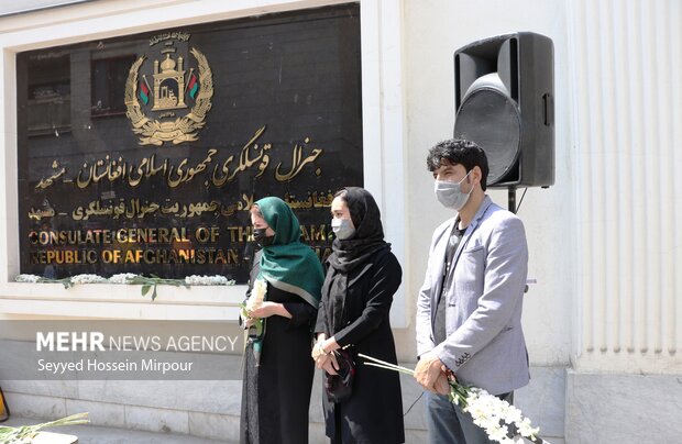 تجمع دانش آموزان مشهدی در مقابل سرکنسولگری افغانستان