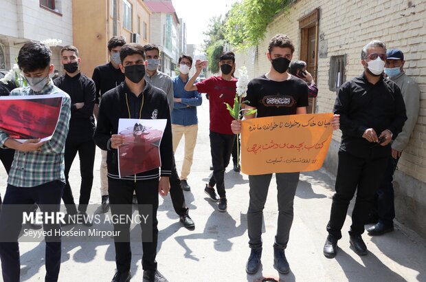 تجمع دانش آموزان مشهدی در مقابل سرکنسولگری افغانستان