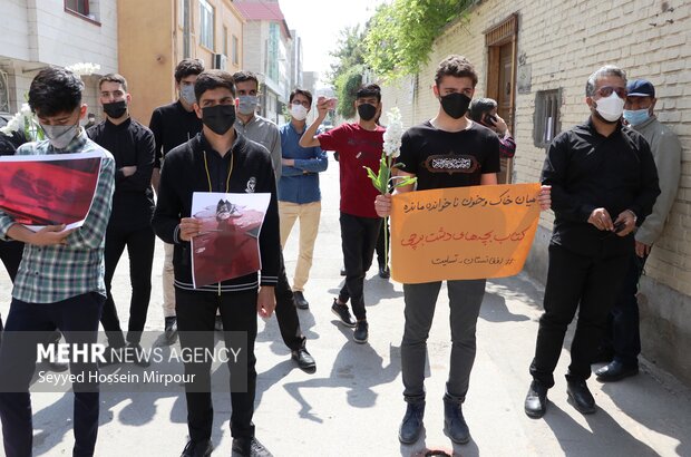 تجمع دانش آموزان مشهدی در مقابل سرکنسولگری افغانستان