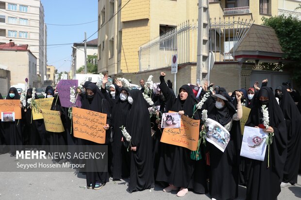 تجمع دانش آموزان مشهدی در مقابل سرکنسولگری افغانستان