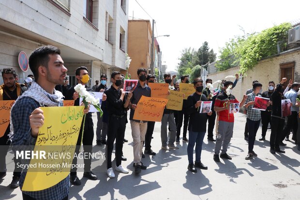 تجمع دانش آموزان مشهدی در مقابل سرکنسولگری افغانستان