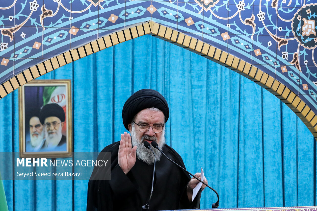 حجت السلام و المسلمین   سید احمد خاتمی امام جمعه موقت تهران در حال خواندن خطبه‌های پیش از نماز است