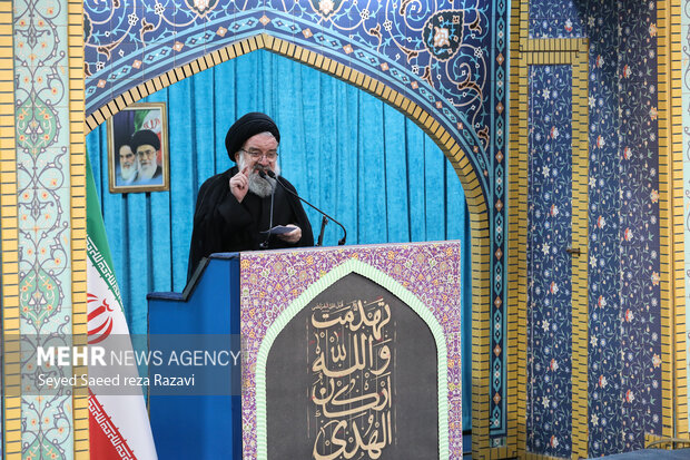 حجت السلام و المسلمین   سید احمد خاتمی امام جمعه موقت تهران در حال خواندن خطبه‌های پیش از نماز است