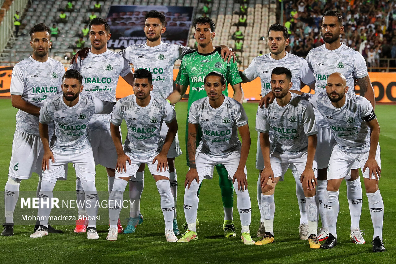 بازیکنان تیم فوتبال آلومینیوم اراک پیش از دیدار فینال جام حذفی کشور در ورزشگاه آزادی تهران عکس یادگاری می گیرند