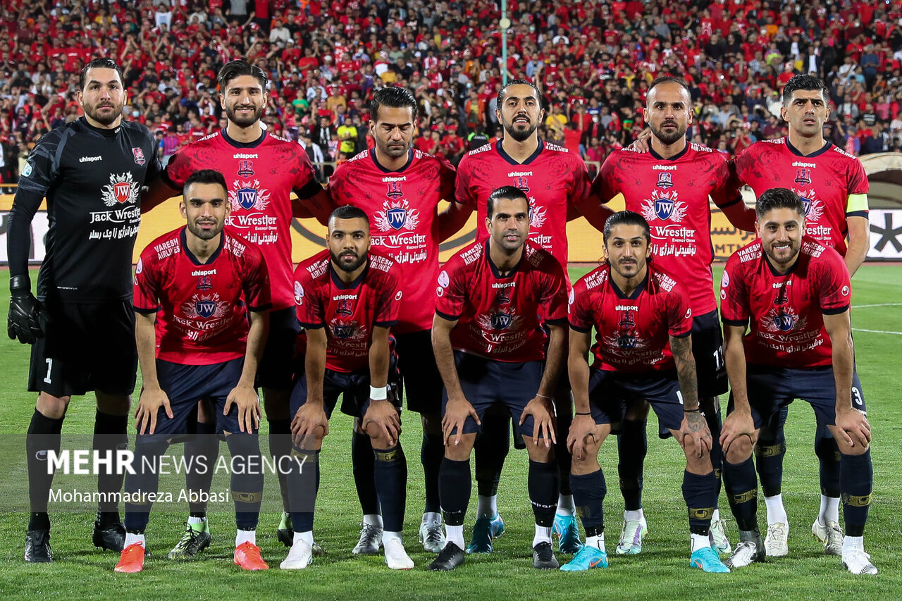 بازیکنان تیم فوتبالنساجی مازندران پیش از دیدار فینال جام حذفی کشور در ورزشگاه آزادی تهران عکس یادگاری می گیرند