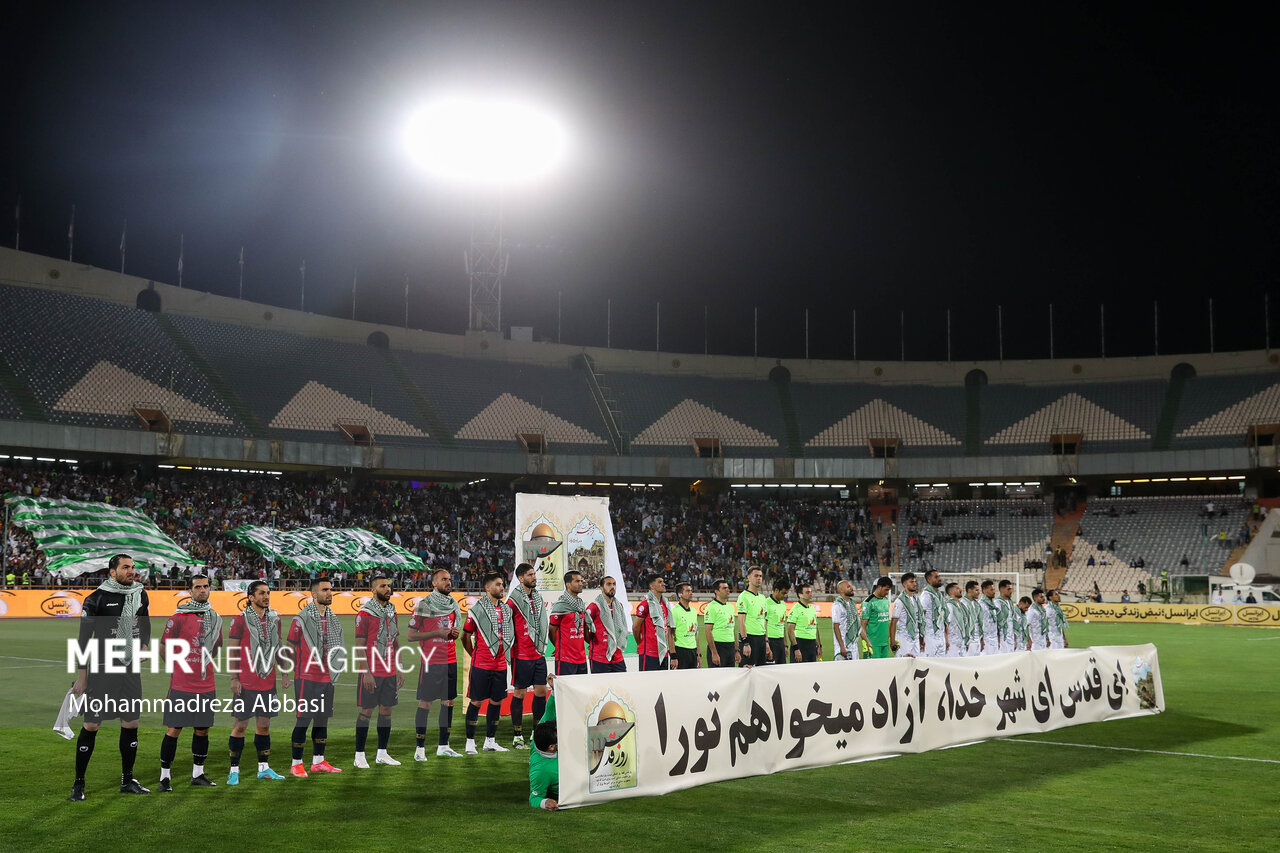 دوتیم فوتبال نساجی مازندران و آلومینیوم اراک در حال انجام تشریفات قبل از شروع فینال جام حذفی در ورزشگاه آزادی تهران هستند