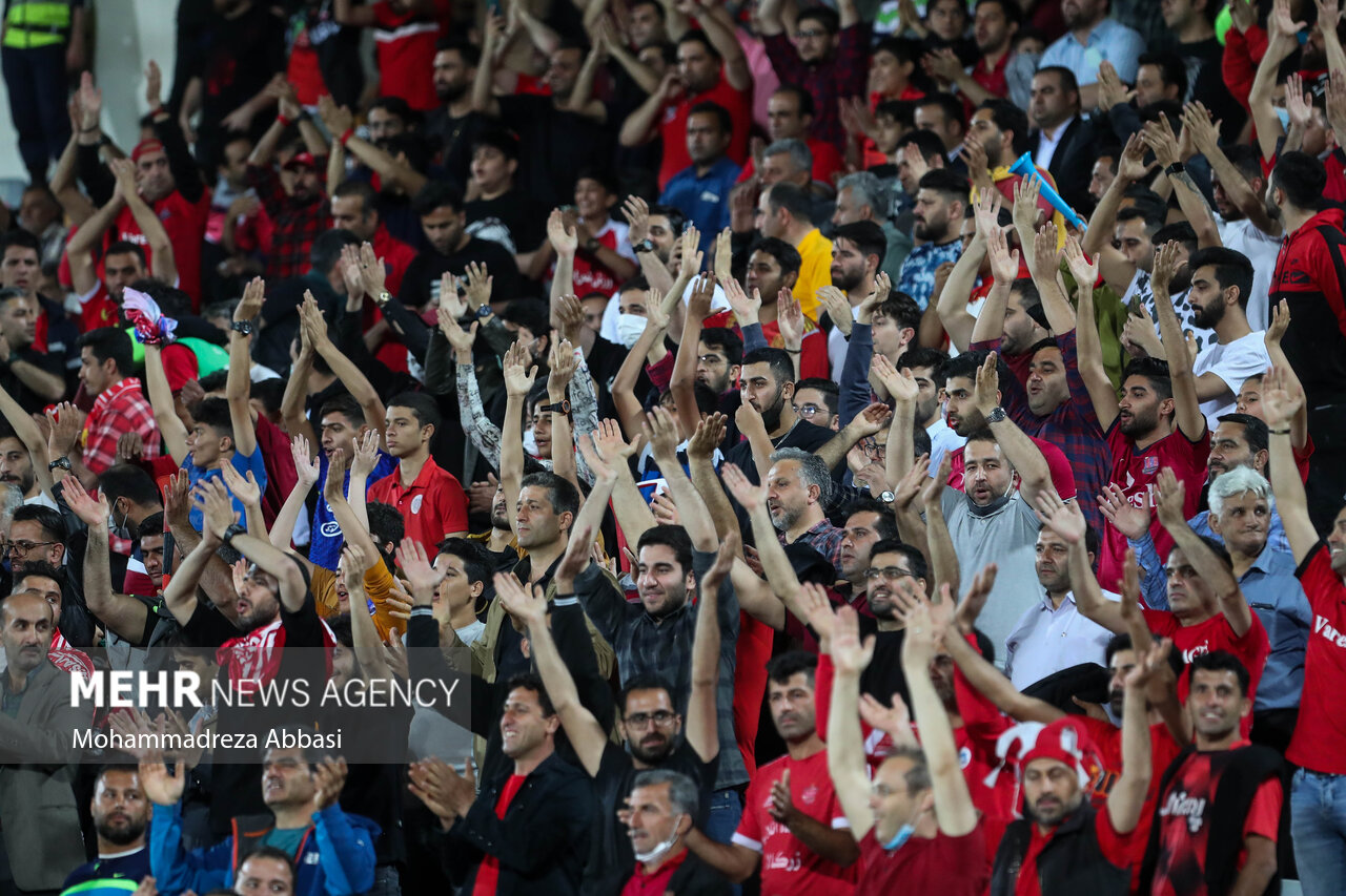 تماشاگران تیم فوتبال نساجی مازندران در حال تشویق تیم خود در فینال جام حذفی کشور هستند