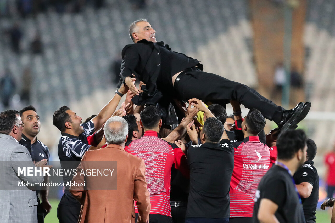 پس از پایان مسابقه و قهرمانی تیم فوتبال نساجی مازندران بازیکنان این تیم ساکت الهامی سرمربی تیم فوتبال نساجی مازندران را روی دستان خود بلند کردند